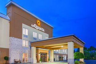 la quinta inn and suites fayetteville ar,Location and Accessibility